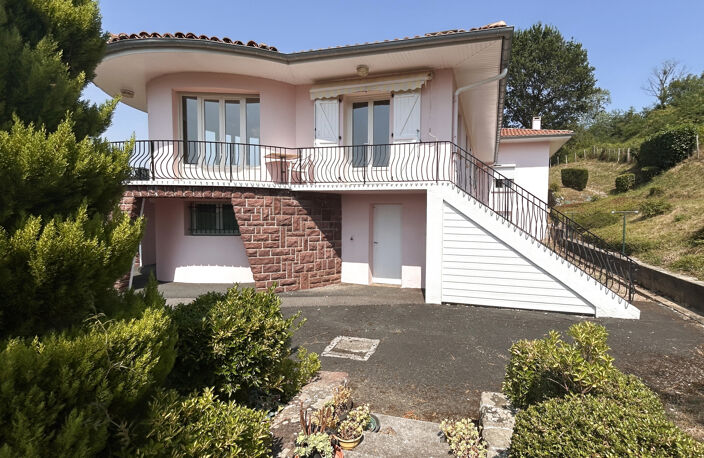 Jolie villa indépendante des années 70 offrant de beaux atouts. — photo 4