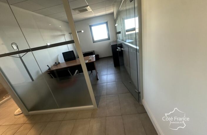 location bureau de- 170 m2 - VENADARGUES ( zone Commerciale — photo 4