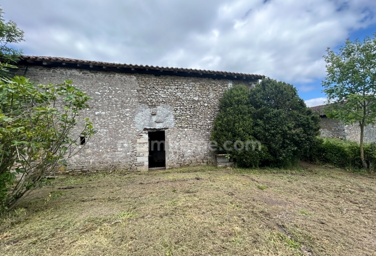 Grange de 170m2 avec dépendance de 20m2 sur une parcelle de terrain d’une surface de 653m2 — photo 1