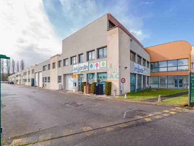 A Louer locaux d'activités 387m², 564m²  à Emerainville — photo du bien
