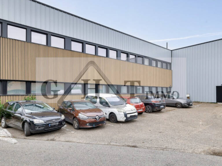 Entrepôt avec bureaux à louer — photo 1