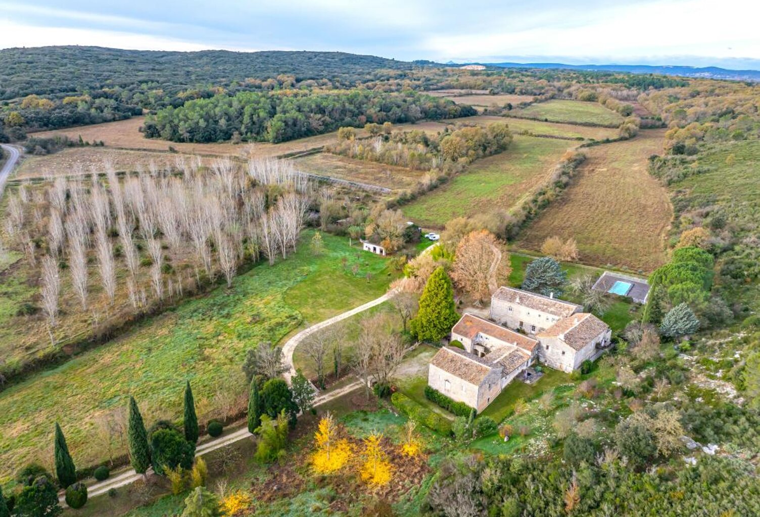 propriété avec gites de 700m² habitable sur 25 hectares de terrain — photo 1