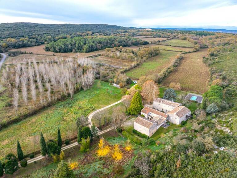 propriété avec gites de 700m² habitable sur 25 hectares de terrain — photo 1