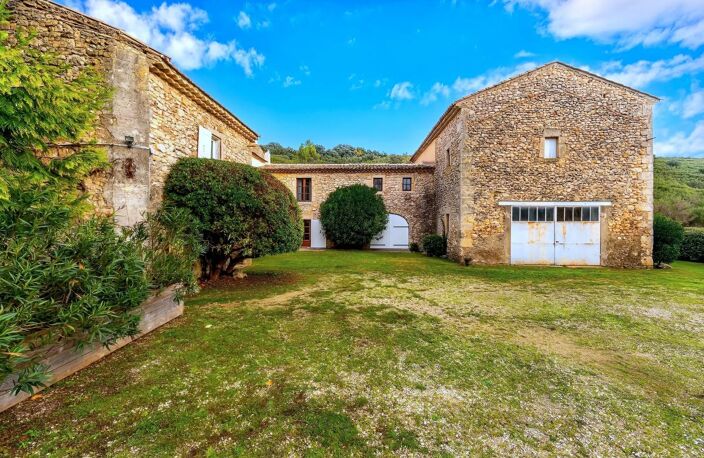 propriété avec gites de 700m² habitable sur 25 hectares de terrain — photo 2