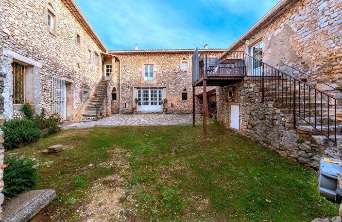 propriété avec gites de 700m² habitable sur 25 hectares de terrain — photo 4