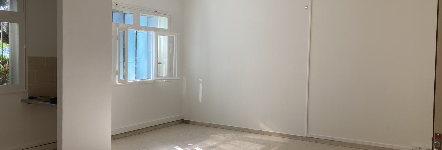 Commerce  220 m² à louer à Saint-Pierre (97410)