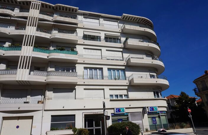 2P étage élevé balcons Libération — photo 4