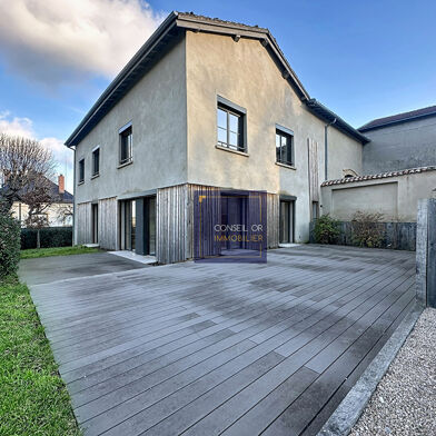 Maison 6 pièces 3300 €