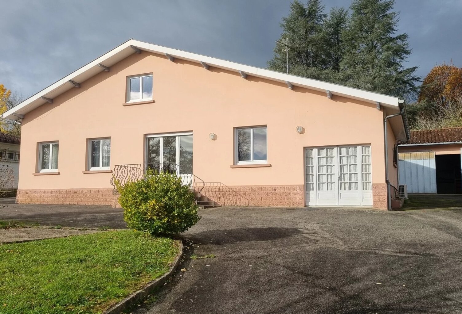 POUILLON CENTRE, Face aux écoles — photo 1