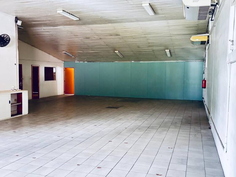 Local Commercial de 221 m² ; ZAC de Rivière Roche — photo 1