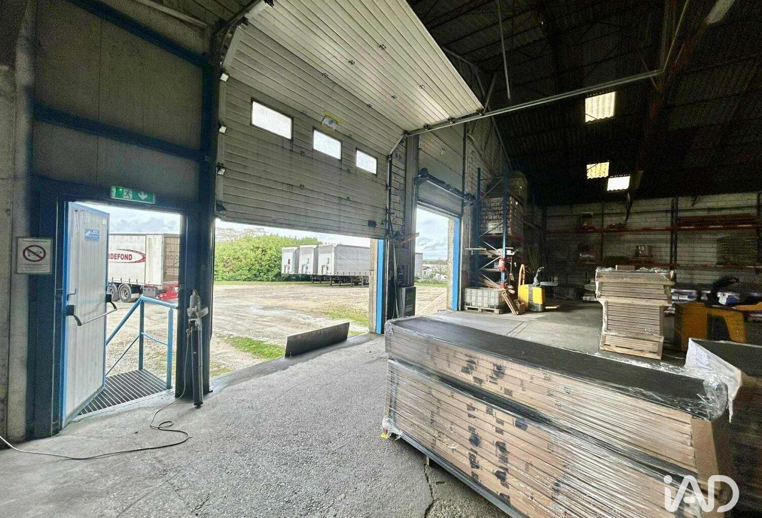Vente Local d'activités 3 300 m&sup2; — photo 1