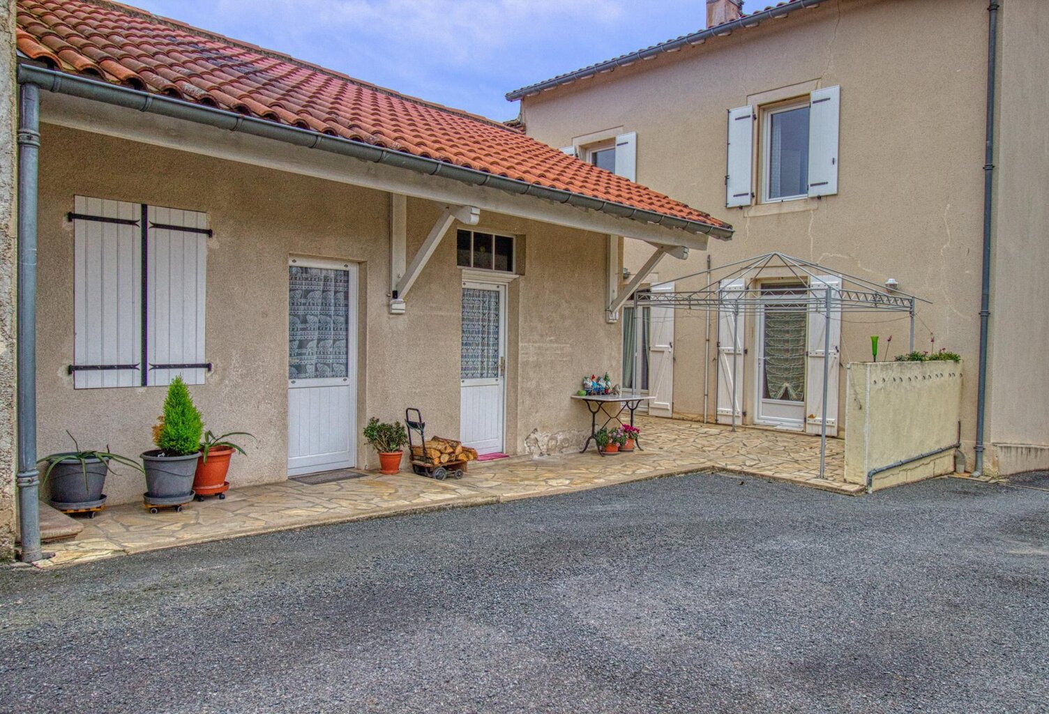 MAISON DE VILLE + 210 m² DE DÉPENDANCES  1 220 m² DE TERRAIN  SAINT-JUÉRY — photo 1
