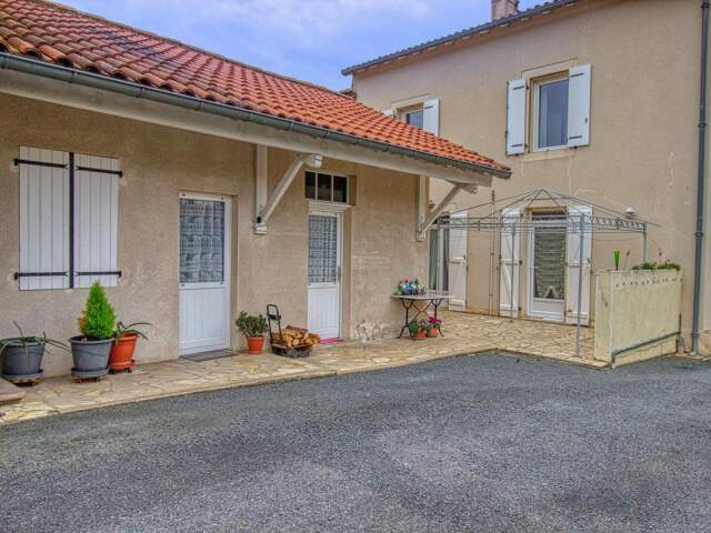 MAISON DE VILLE + 210 m² DE DÉPENDANCES  1 220 m² DE TERRAIN  SAINT-JUÉRY — photo du bien