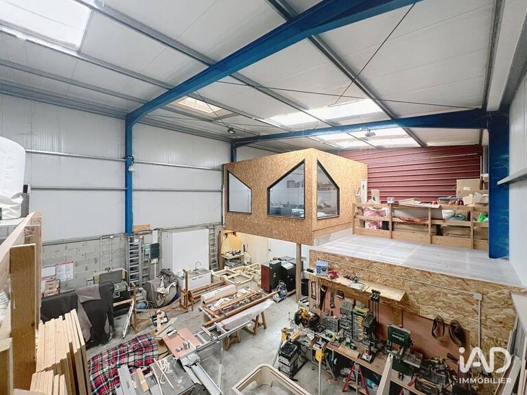 Location Local d'activités 255 m&sup2; — photo 1