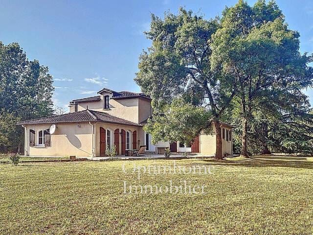 Maison familiale de 189 m² avec parc arboré et accès direct au Lot — photo du bien