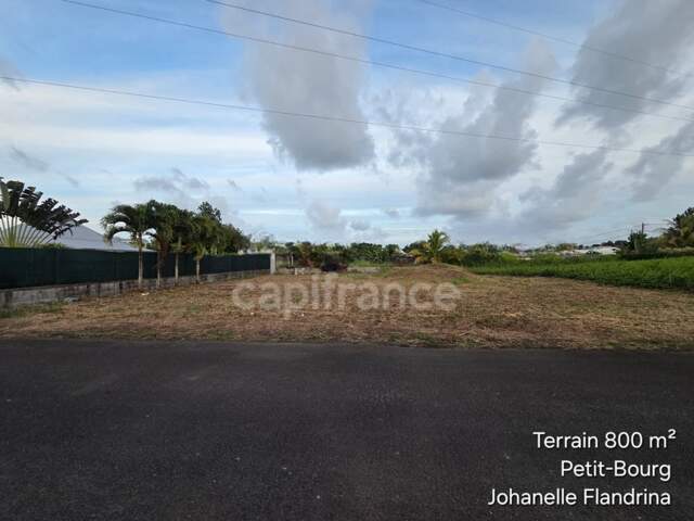 Terrain constructible de 800 m² – Petit-Bourg, à 5 min de Colin et Jarry — photo du bien