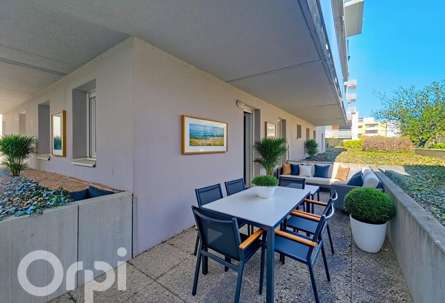 Appartement avec une terrasse de 18m² et stationnement privatifs. Situé dans le quartier République. Il comprend un vaste séjour donnant sur une cuisine ouverte entièrement équipée, 3 chambres. Chauffage relié au réseau de chaleur — photo 1