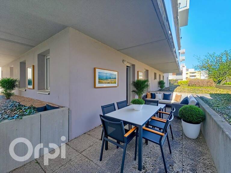 Appartement avec une terrasse de 18m² et stationnement privatifs. Situé dans le quartier République. Il comprend un vaste séjour donnant sur une cuisine ouverte entièrement équipée, 3 chambres. Chauffage relié au réseau de chaleur — photo 1