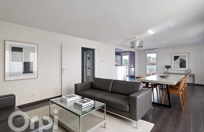 Appartement avec une terrasse de 18m² et stationnement privatifs. Situé dans le quartier République. Il comprend un vaste séjour donnant sur une cuisine ouverte entièrement équipée, 3 chambres. Chauffage relié au réseau de chaleur — photo 2