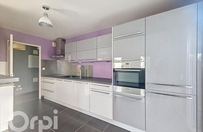 Appartement avec une terrasse de 18m² et stationnement privatifs. Situé dans le quartier République. Il comprend un vaste séjour donnant sur une cuisine ouverte entièrement équipée, 3 chambres. Chauffage relié au réseau de chaleur — photo 3