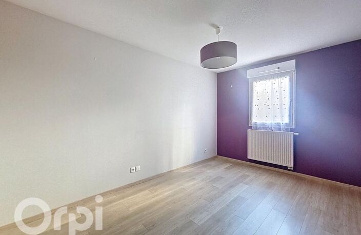 Appartement avec une terrasse de 18m² et stationnement privatifs. Situé dans le quartier République. Il comprend un vaste séjour donnant sur une cuisine ouverte entièrement équipée, 3 chambres. Chauffage relié au réseau de chaleur — photo 5