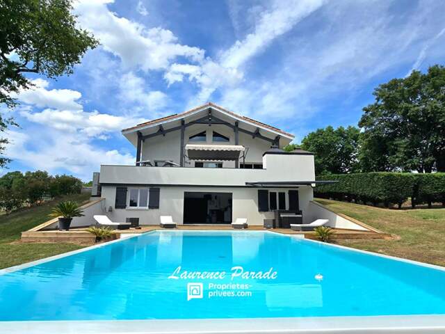Maison avec sous sol annexe piscine parc — photo du bien