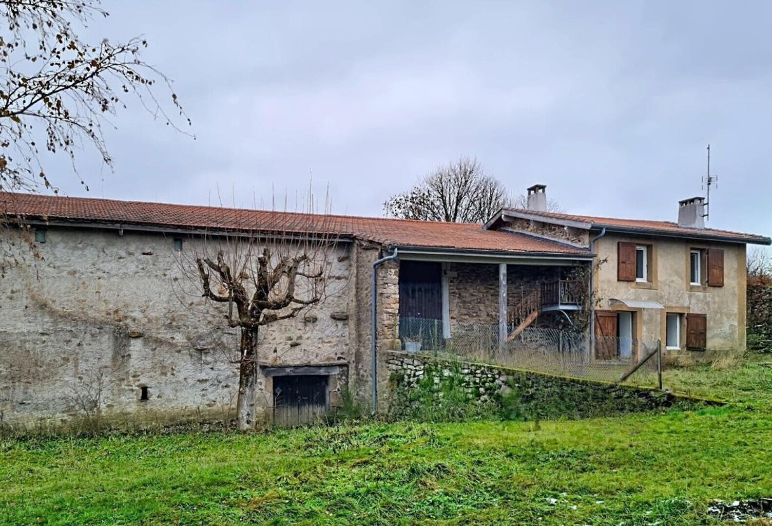 TARENTAISE 42660 dans un hameau paisible au dessus de Rochetaillée ferme rénovée en 2010 sur la partie habitation 112m² habitables 3 chambres sur 1080m² de terrain — photo 1