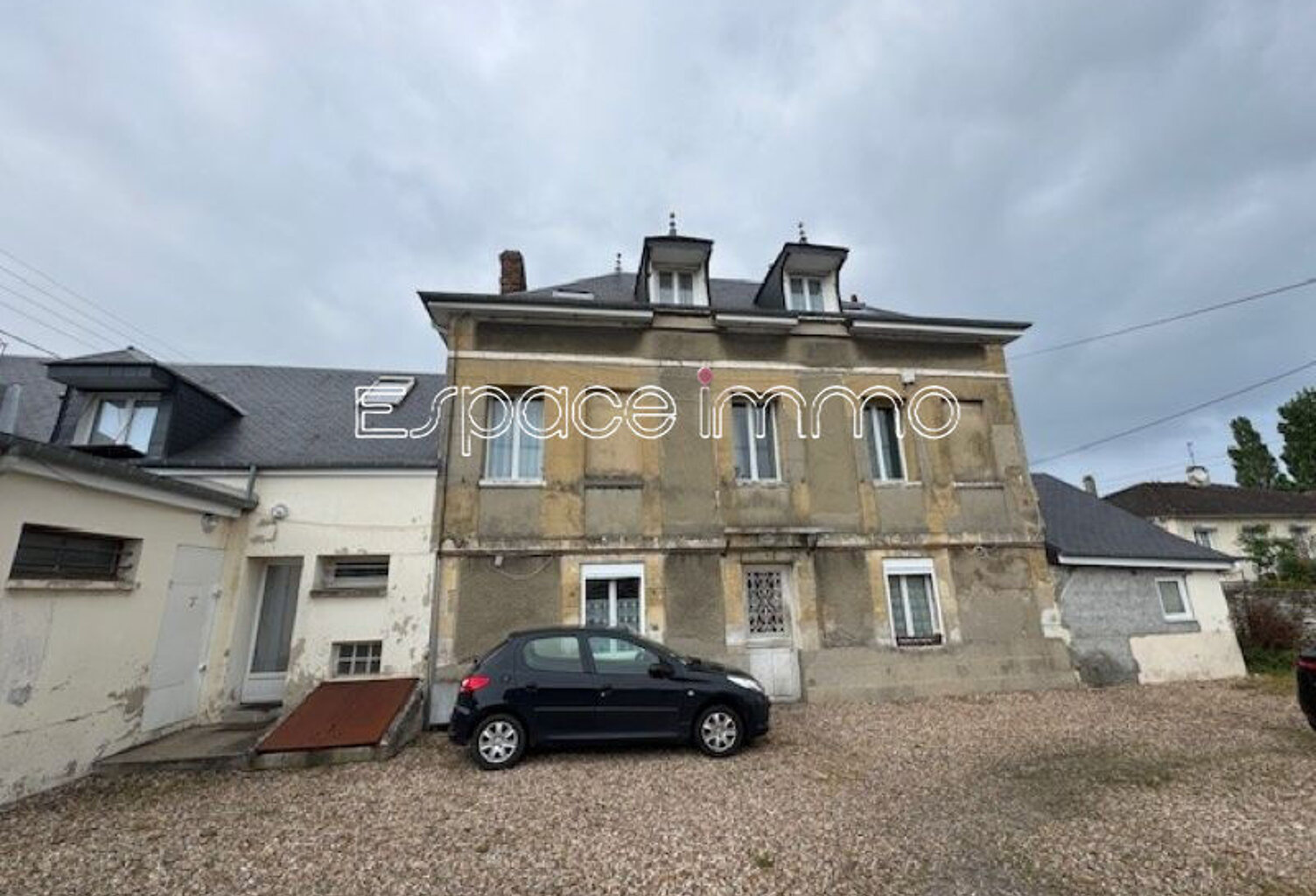 IMMEUBLE DE RAPPORT EN MONOPROPRIETE - APPARTEMENTS - GARAGES - LOCAL COMMERCIAL - SAINT ETIENNE DU ROUVRAY — photo 1
