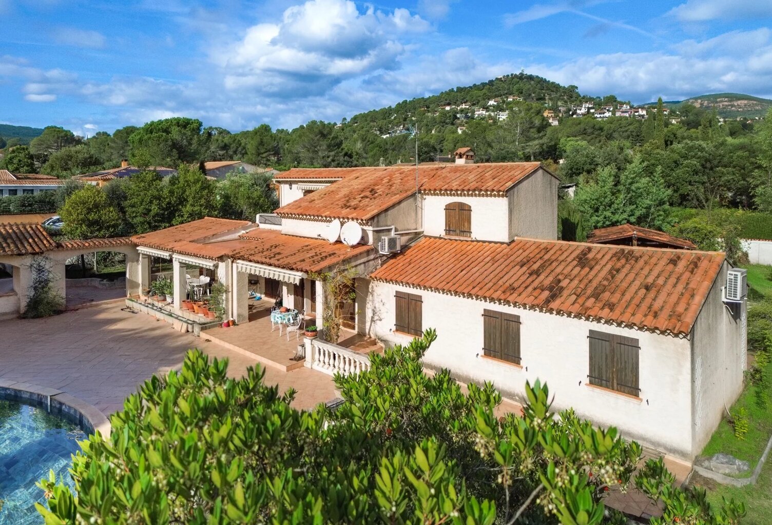 La Bouverie : Grande maison provençale avec piscine et potentiel exceptionnel — photo 1