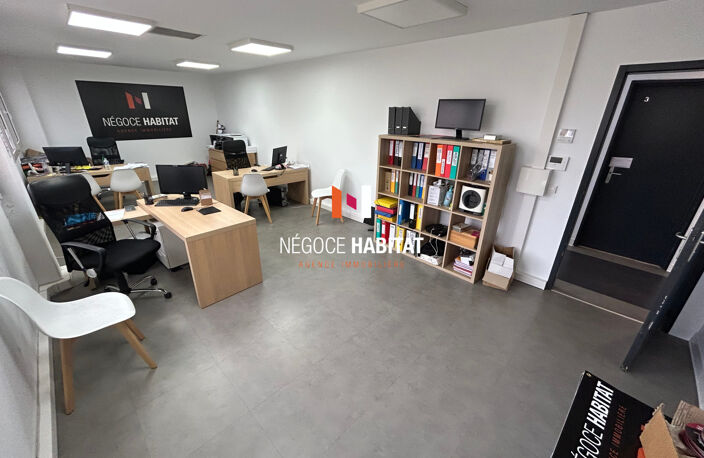 BUREAU DE 35M2 - SAINT JEAN DE VEDAS — photo 2