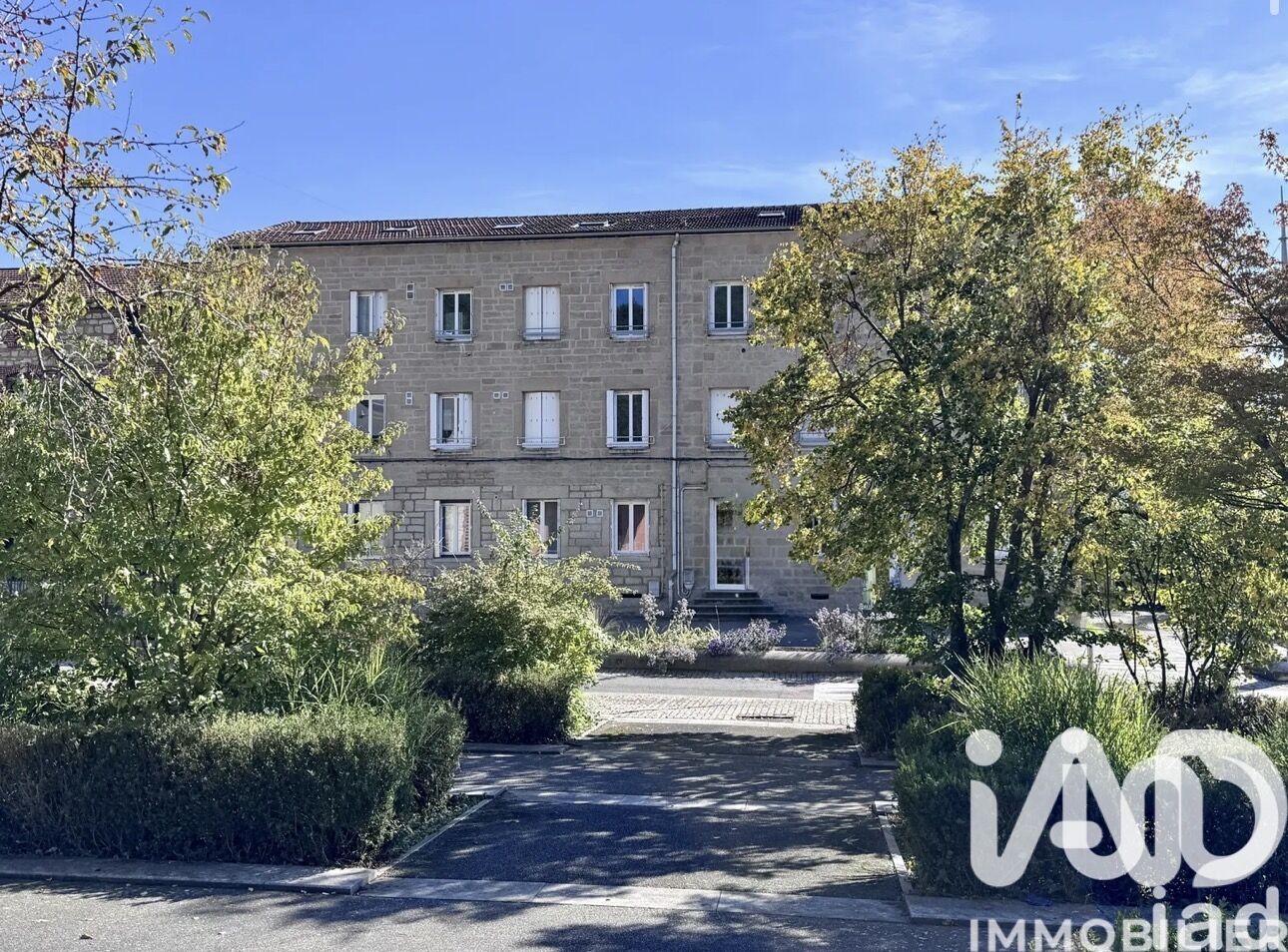 Le-Chambon-Feugerolles - 677m² - 1p.