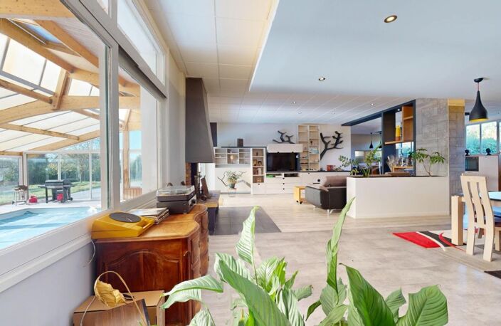 MAISON 5 CHAMBRES + PISCINE COUVERTE + ATELIER PRO + JARDIN — photo 2