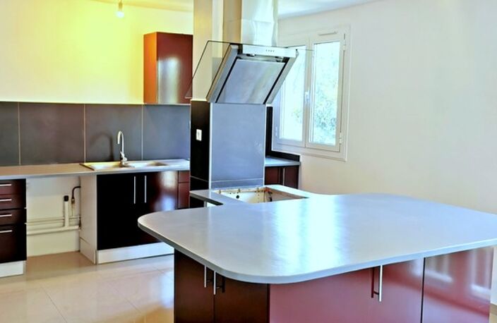 Rouen-Préfecture : Appartement (1er E) rénové 81 m² avec 2 CH, cave et vue sur jardin (poss Gge) ...! — photo 2