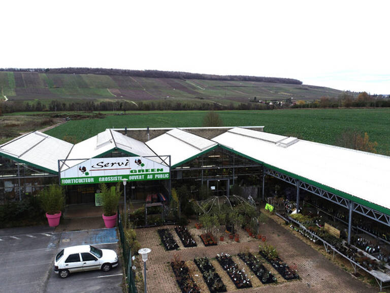 Château-Thierry à louer un ensemble de serres commerciales de 1022 m2 sur un terrain de 4158 m2 — photo 1