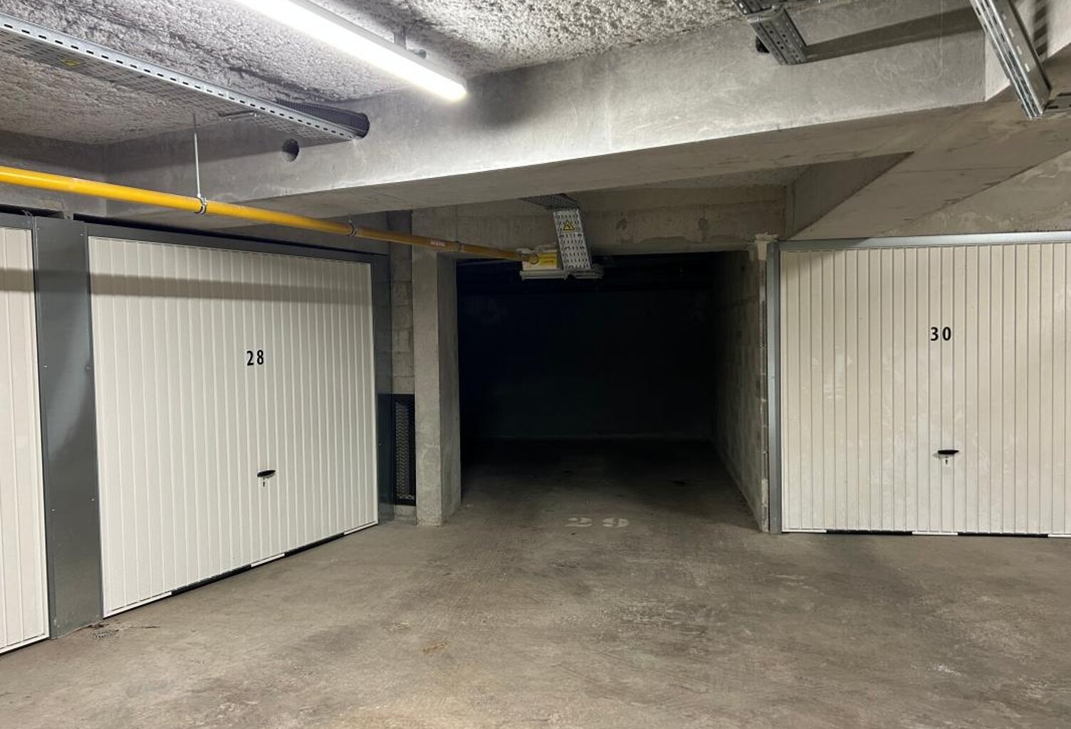 Trion (69005) -Garage - Accès via ascenseurs — photo 1