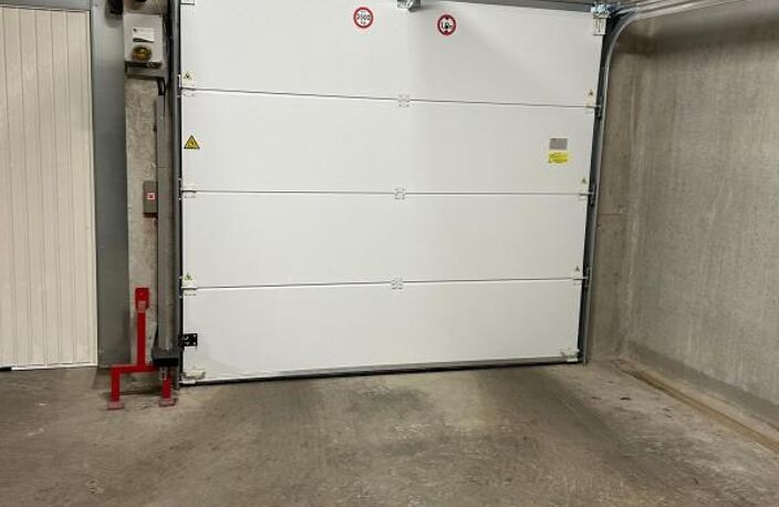Trion (69005) -Garage - Accès via ascenseurs — photo 3