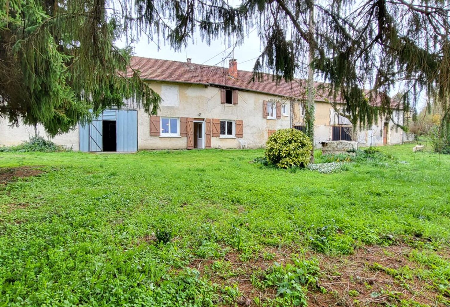 24400 fermette proche  Mussidan : maison , 2 granges , hangar tabac et hangar sur 8000 m² — photo 1