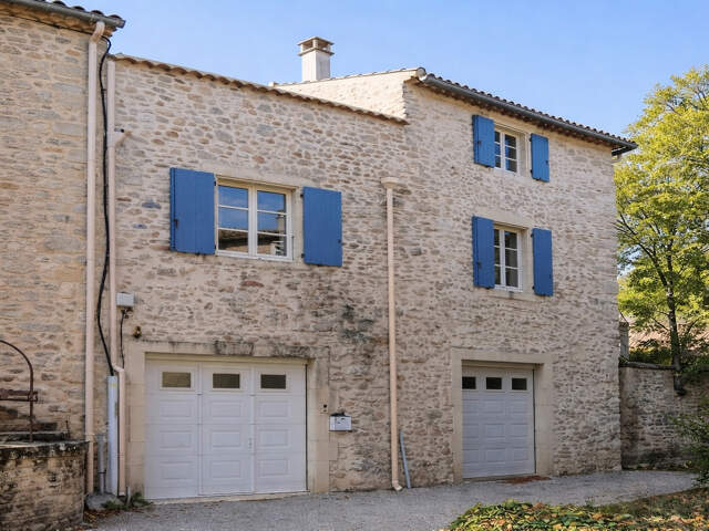 Maison de village entièrement rénovée avec garage et terrasse — photo du bien