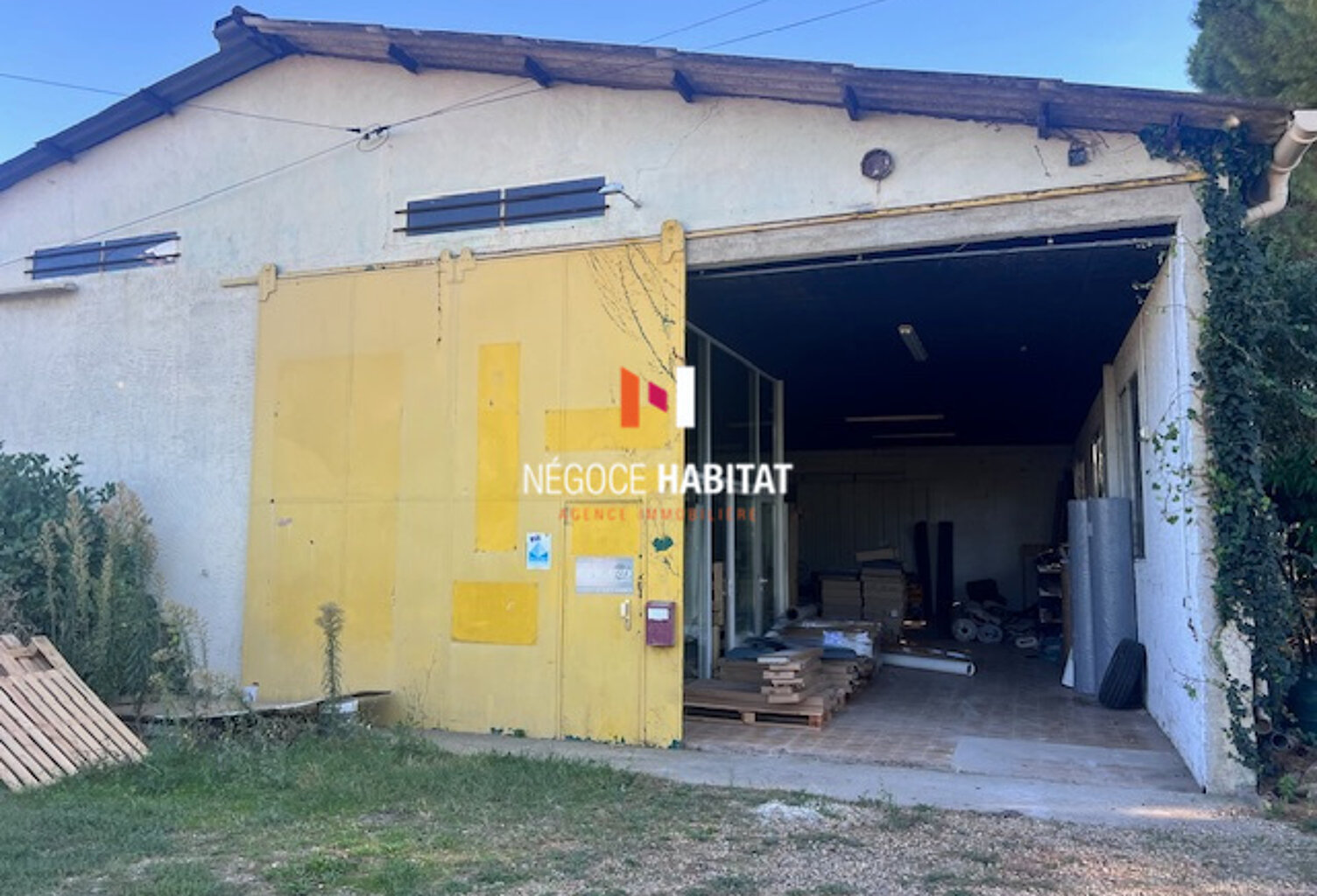 ENTREPÔT AVEC BUREAUX DE 225M2 — photo 1