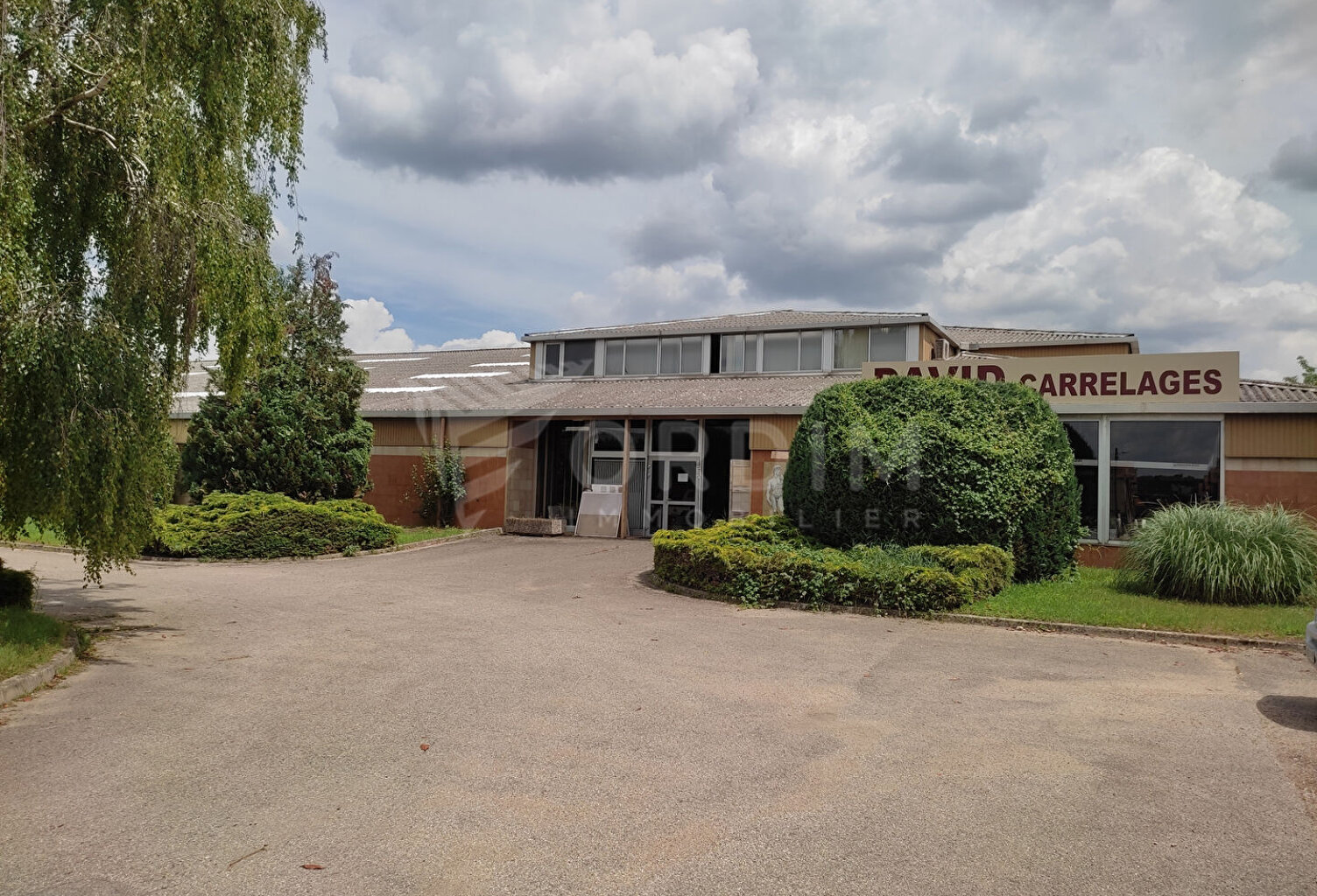 AUXERRE - ZONE D'ACTIVITE- BATIMENT de 3400M² - TERRAIN 7000M² — photo 1