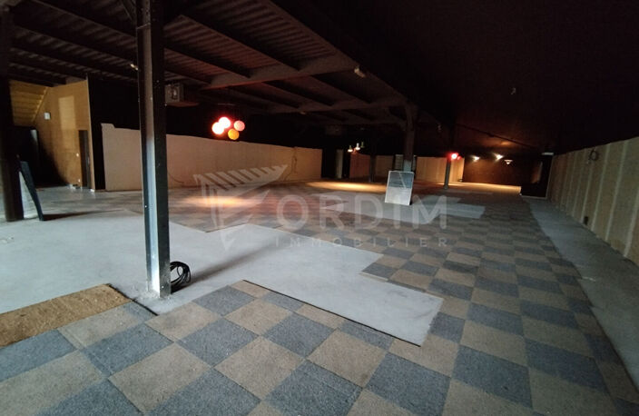AUXERRE - ZONE D'ACTIVITE- BATIMENT de 3400M² - TERRAIN 7000M² — photo 3