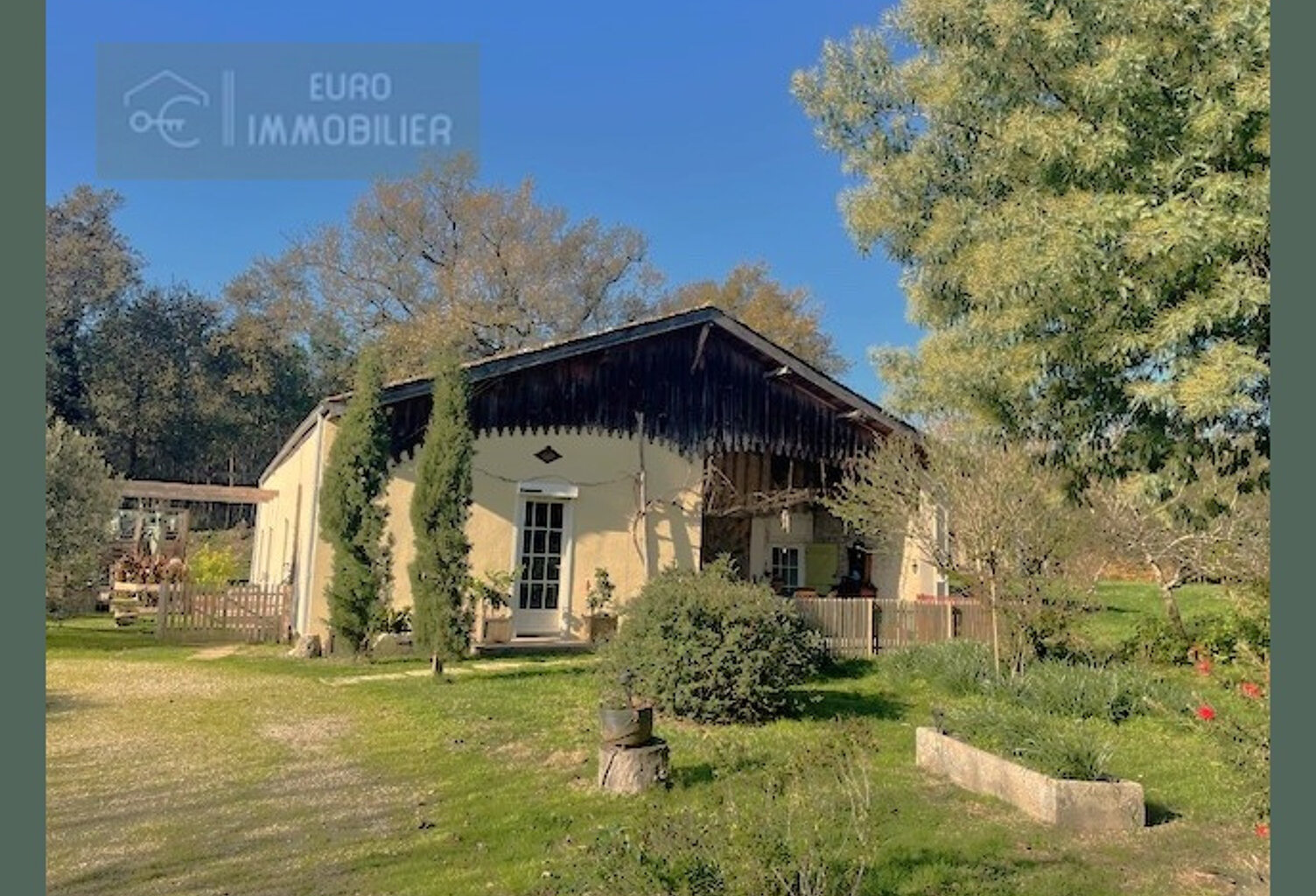 landaise en pierre sur un site bucolique à l abri des regard — photo 1