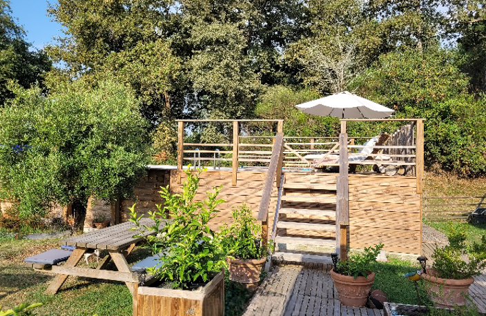 landaise en pierre sur un site bucolique à l abri des regard — photo 2