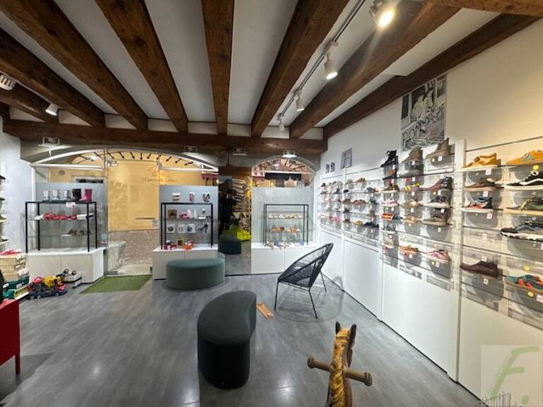 Local commercial — photo 1