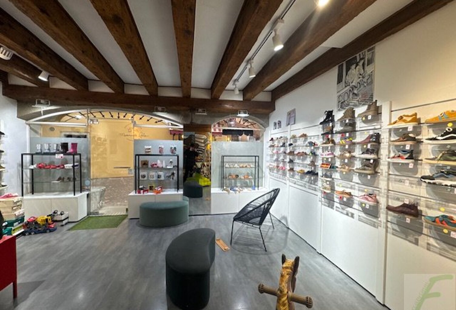 Local commercial — photo 1
