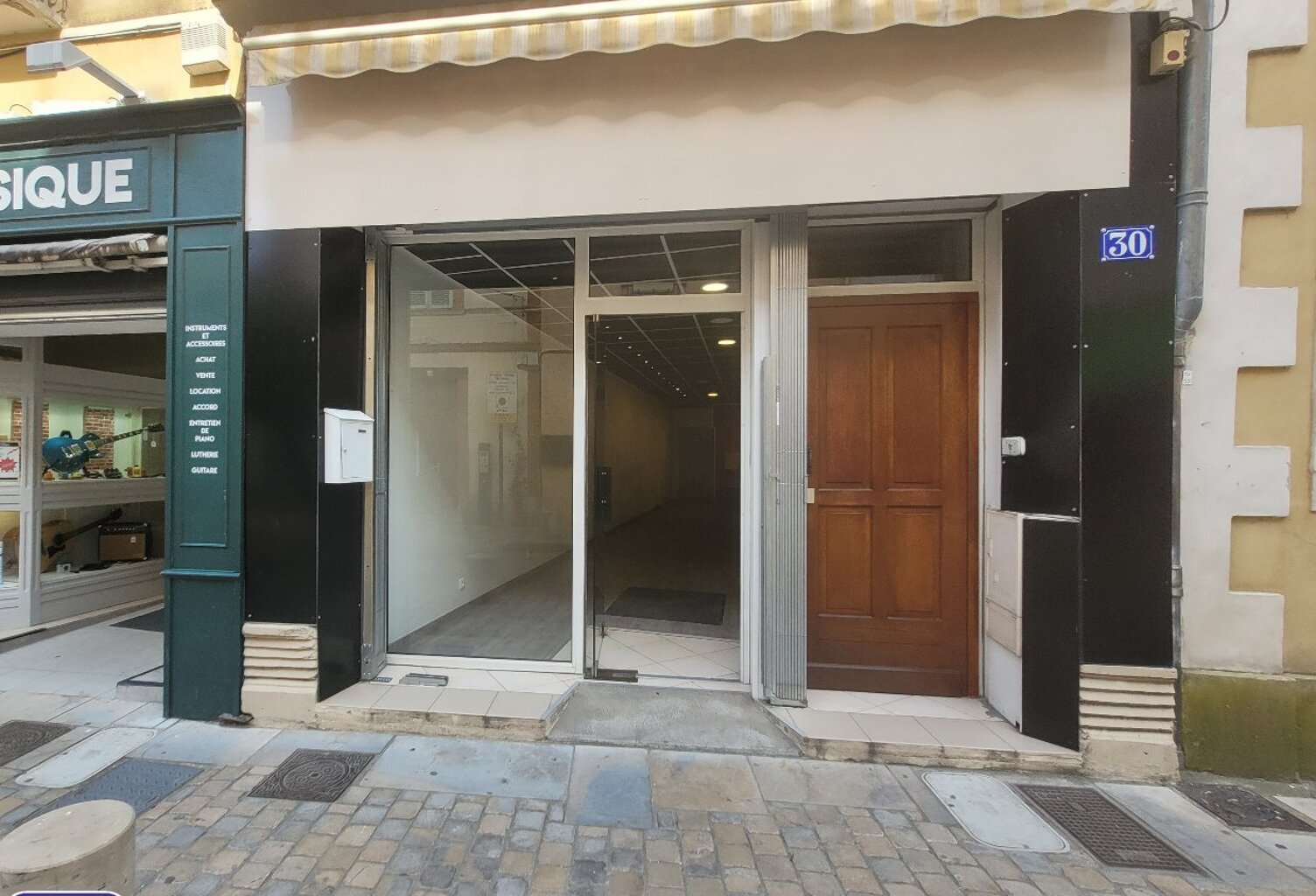 LOCAL COMMERCIAL OU PROFESSIONEL IDEALEMENT PLACE! — photo 1