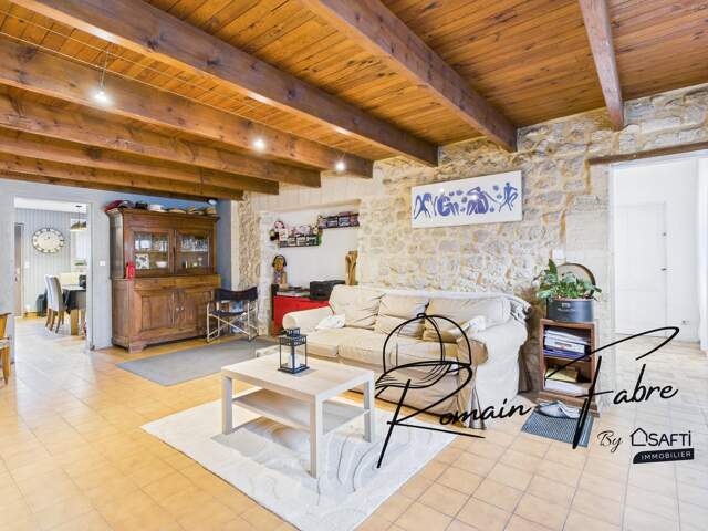 Maison en pierre avec 3 chambres , double garage et piscine semi-enterrée — photo du bien