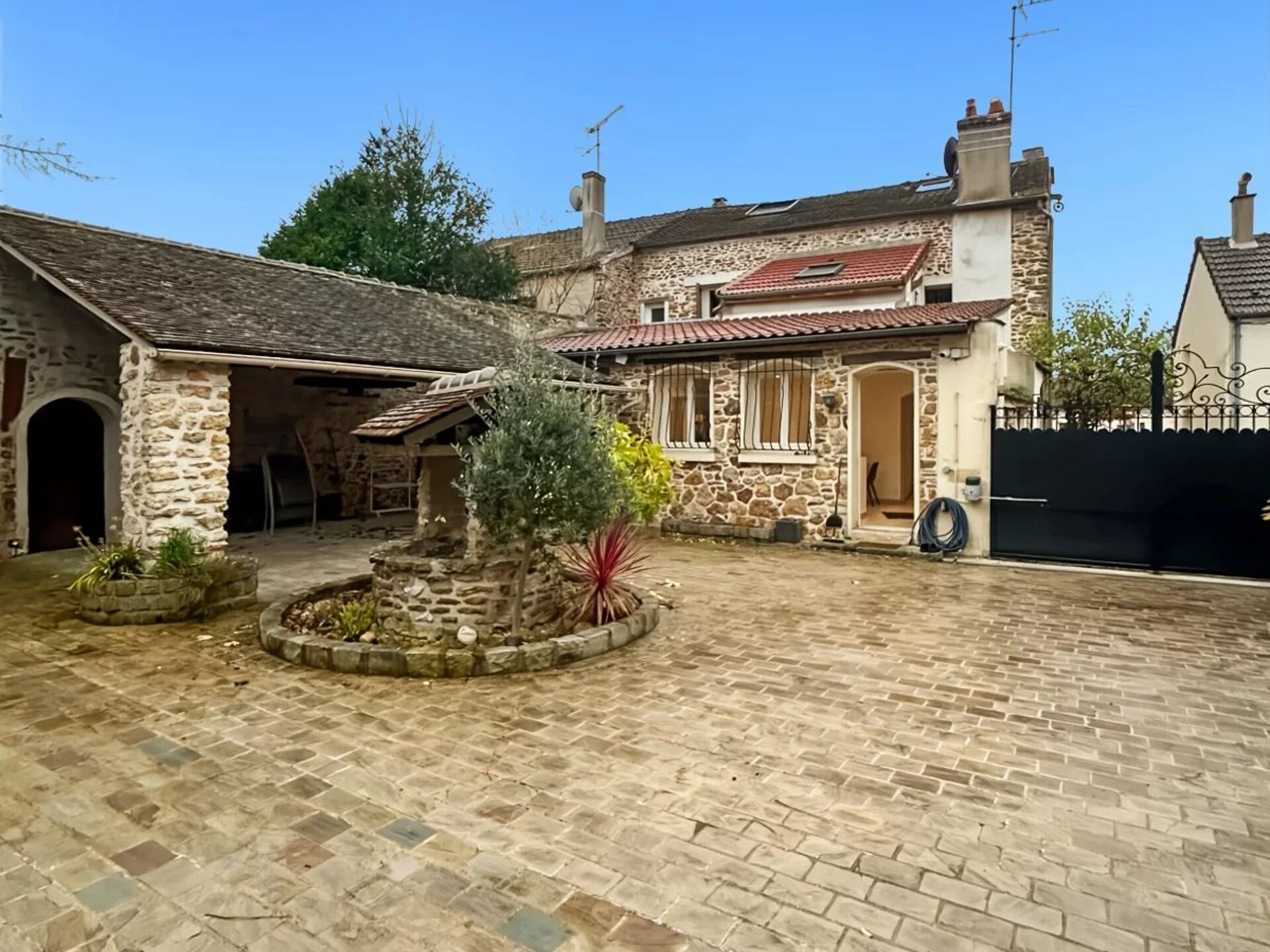 Maison 6 pièces 220 m² · à Lieusaint · 220 m² · 465 000 €