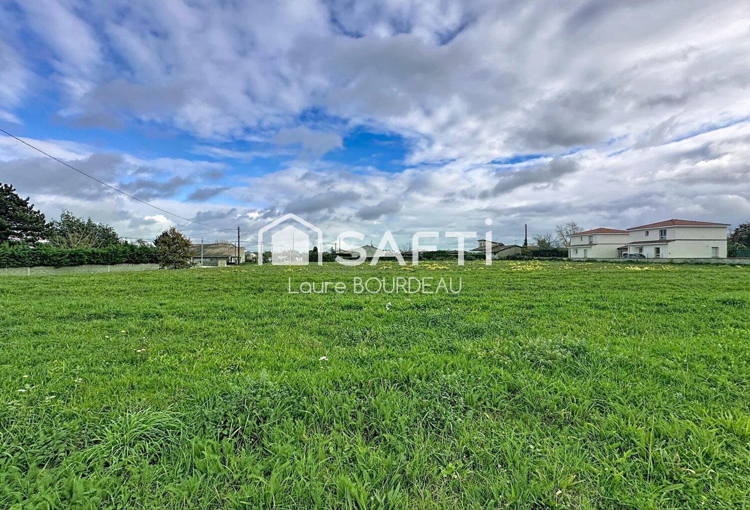 Terrain constructible de 924m² à VACQUIERS — photo 1