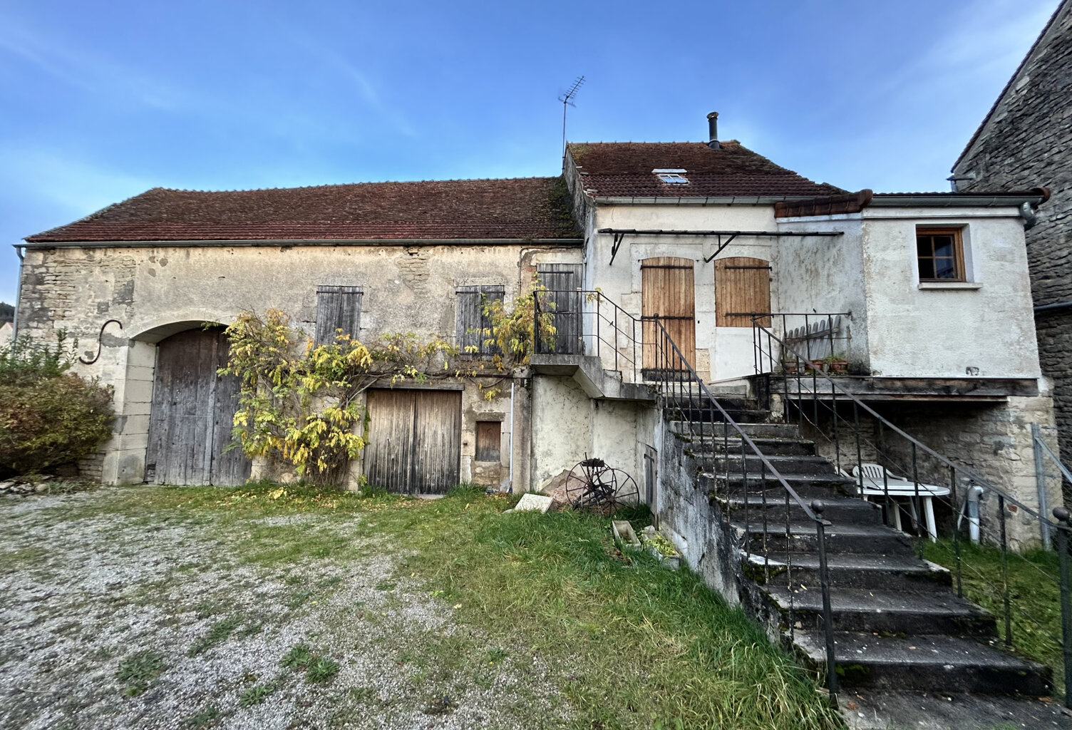 Maison de village avec grange — photo 1